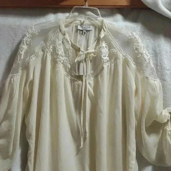 Ivory lace blouse - Picture 3 of 9